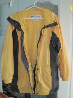 Columbia Womens Packable Windbreaker Rain Jacket - Size Small.